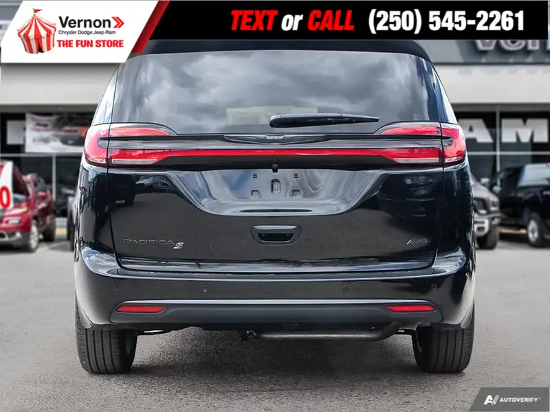2026 Chrysler Pacifica Select AWD, černá, 18 km, dovoz Kanada — foto 5 z 12
