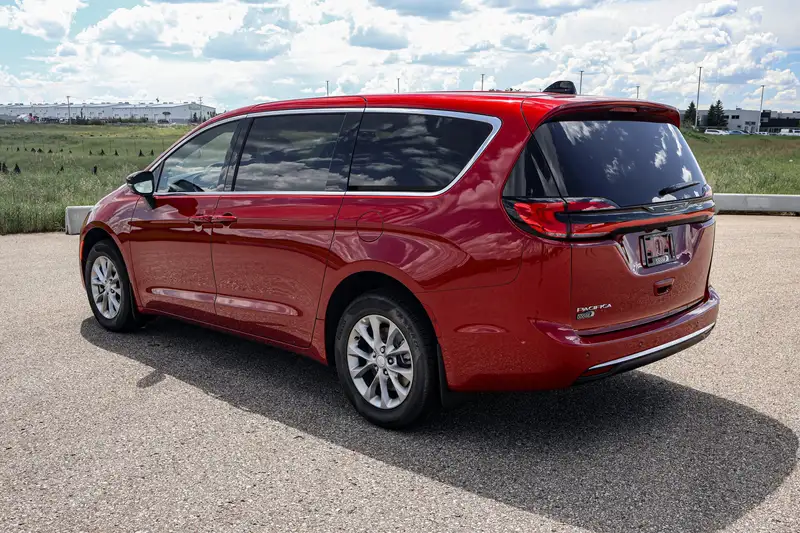 2027 Chrysler Pacifica Select AWD, červená, 17 km, dovoz Kanada — foto 2 z 12