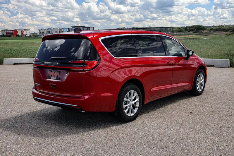 2027 Chrysler Pacifica Select AWD, červená, 17 km, dovoz Kanada — foto 4 z 12