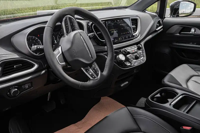 2027 Chrysler Pacifica Select AWD, červená, 17 km, dovoz Kanada — foto 9 z 12