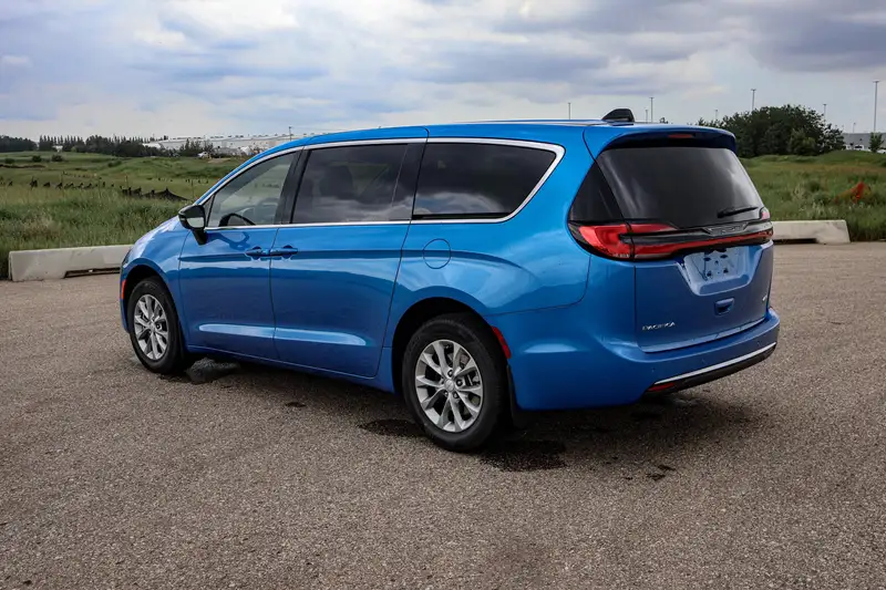 2027 Chrysler Pacifica Select AWD, modrá, 21 km, dovoz Kanada — foto 2 z 12