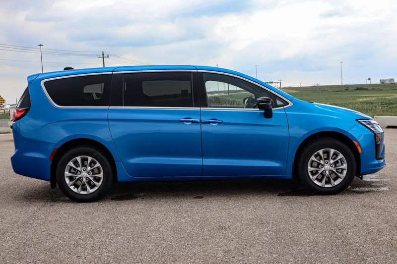 2027 Chrysler Pacifica Select AWD, modrá, 21 km, dovoz Kanada — foto 4 z 12