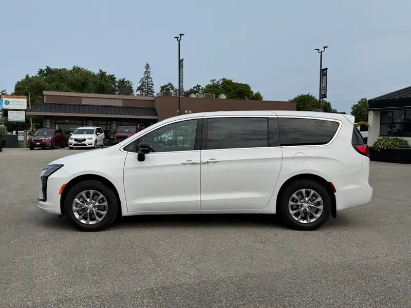 2027 Chrysler Pacifica Select, bílá, 10 km, dovoz Kanada — foto 4 z 12
