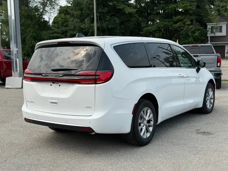2027 Chrysler Pacifica Select, bílá, 10 km, dovoz Kanada — foto 8 z 12
