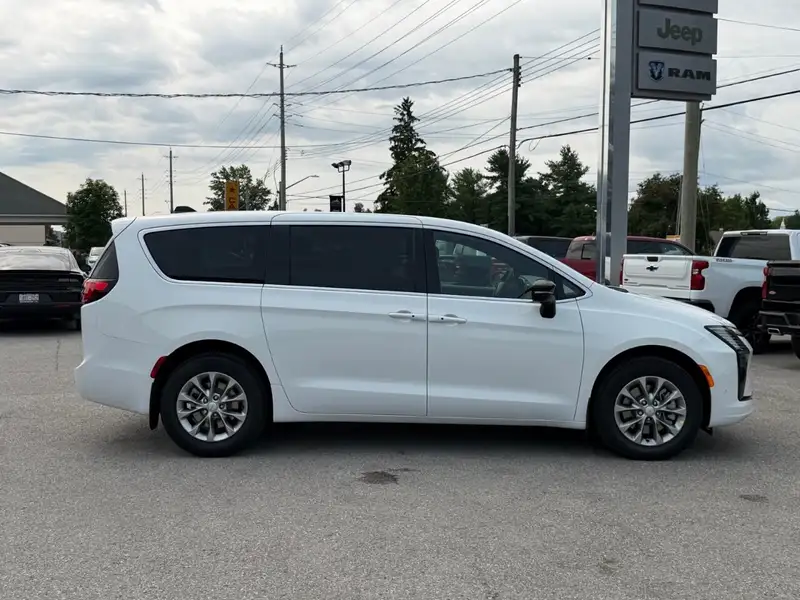 2027 Chrysler Pacifica Select, bílá, 10 km, dovoz Kanada — foto 9 z 12
