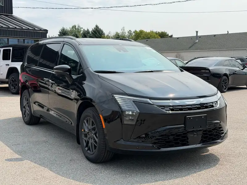 2027 Chrysler Pacifica Select, černá, 13 km, dovoz Kanada — foto 10 z 12