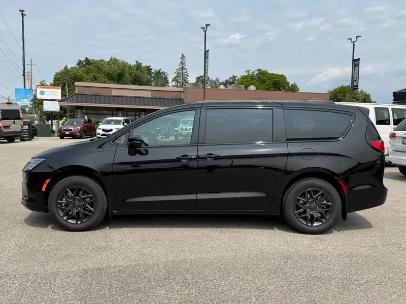 2027 Chrysler Pacifica Select, černá, 13 km, dovoz Kanada — foto 4 z 12