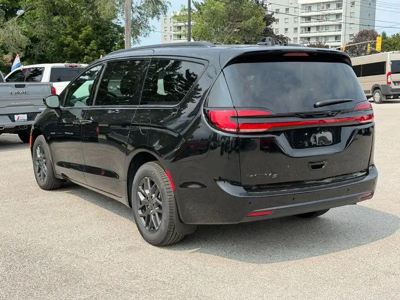 2027 Chrysler Pacifica Select, černá, 13 km, dovoz Kanada — foto 6 z 12