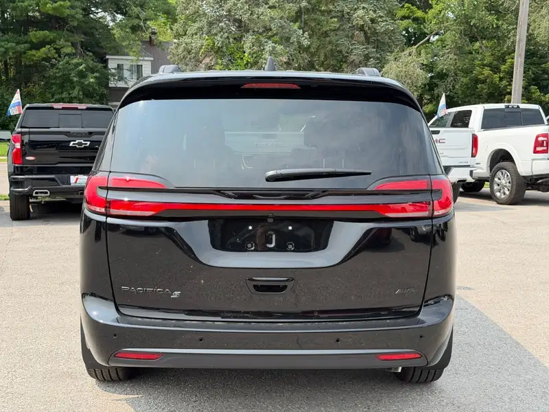 2027 Chrysler Pacifica Select, černá, 13 km, dovoz Kanada — foto 7 z 12