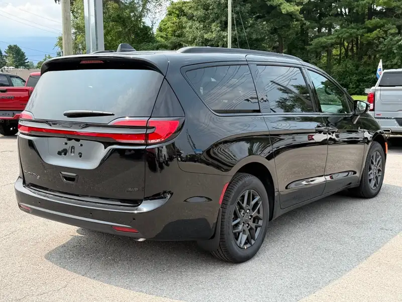2027 Chrysler Pacifica Select, černá, 13 km, dovoz Kanada — foto 8 z 12