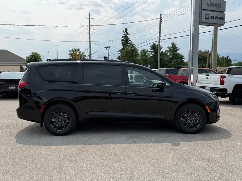 2027 Chrysler Pacifica Select, černá, 13 km, dovoz Kanada — foto 9 z 12
