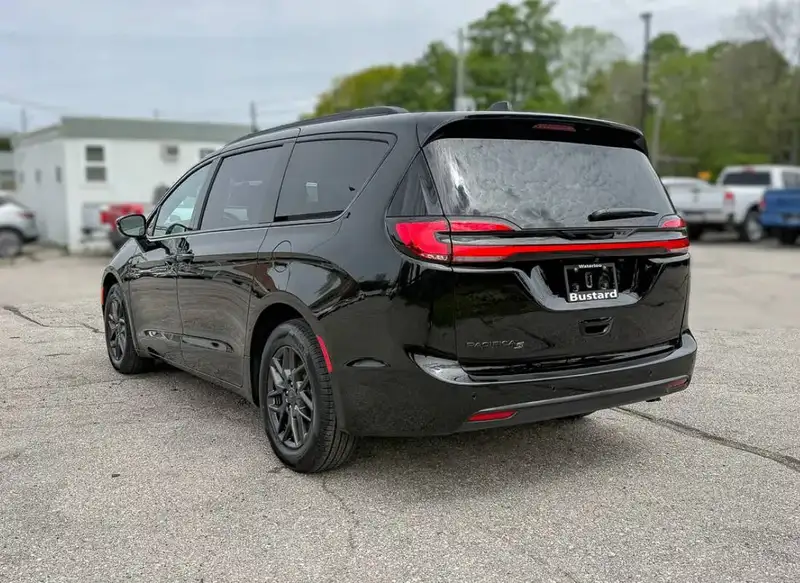 2027 Chrysler Pacifica SELECT | S Package, černá, 1 500 km, dovoz Kanada — foto 10 z 12
