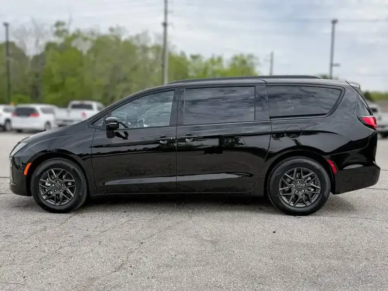 2027 Chrysler Pacifica SELECT | S Package, černá, 1 500 km, dovoz Kanada — foto 11 z 12