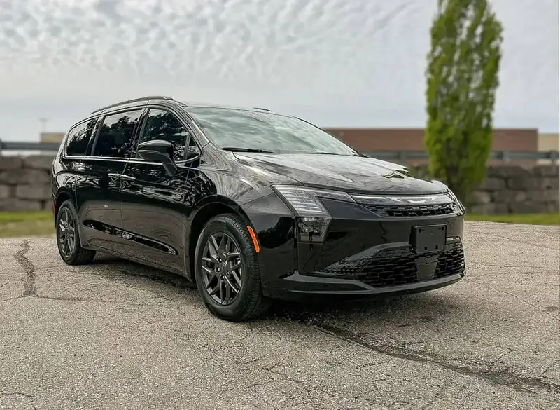 2027 Chrysler Pacifica SELECT | S Package, černá, 1 500 km, dovoz Kanada — foto 3 z 12