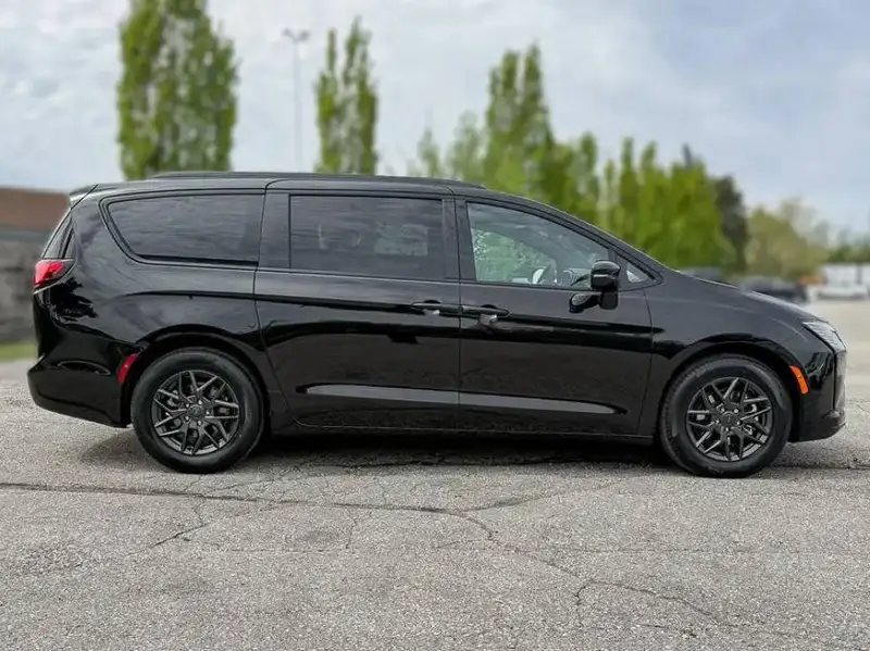 2027 Chrysler Pacifica SELECT | S Package, černá, 1 500 km, dovoz Kanada — foto 4 z 12