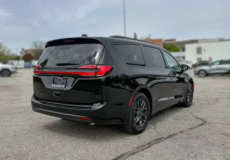 2027 Chrysler Pacifica SELECT | S Package, černá, 1 500 km, dovoz Kanada — foto 5 z 12