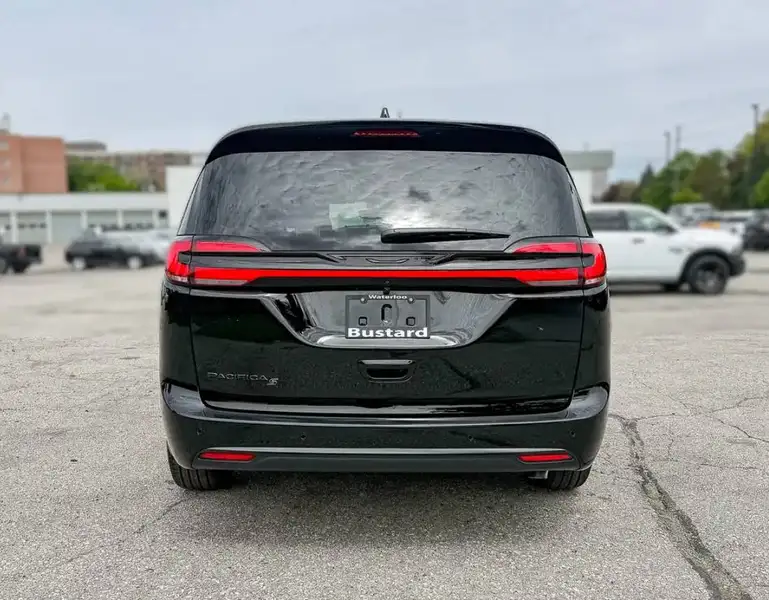 2027 Chrysler Pacifica SELECT | S Package, černá, 1 500 km, dovoz Kanada — foto 6 z 12