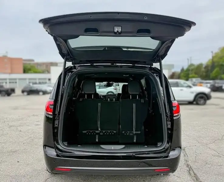 2027 Chrysler Pacifica SELECT | S Package, černá, 1 500 km, dovoz Kanada — foto 7 z 12