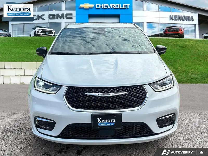 2026 Chrysler Pacifica Select AWD, bílá, 19 814 km, dovoz Kanada — foto 2 z 12