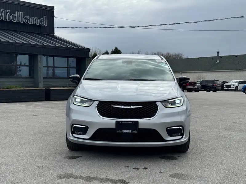 2026 Chrysler Pacifica Select AWD, bílá, 15 702 km, dovoz Kanada — foto 2 z 12