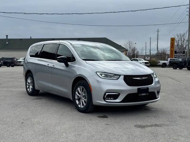 2026 Chrysler Pacifica Select AWD, bílá, 15 702 km, dovoz Kanada — foto 3 z 12