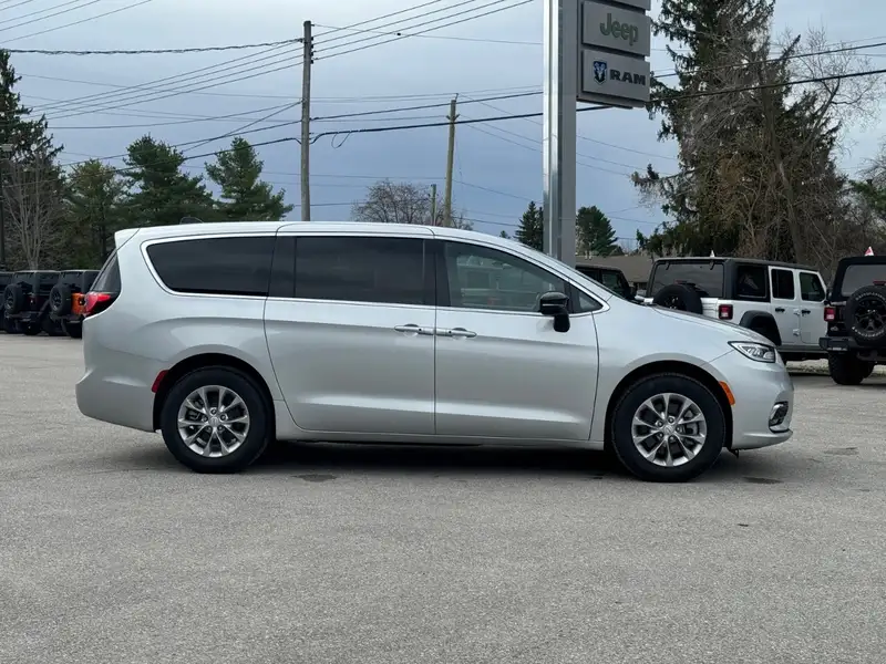 2026 Chrysler Pacifica Select AWD, bílá, 15 702 km, dovoz Kanada — foto 4 z 12