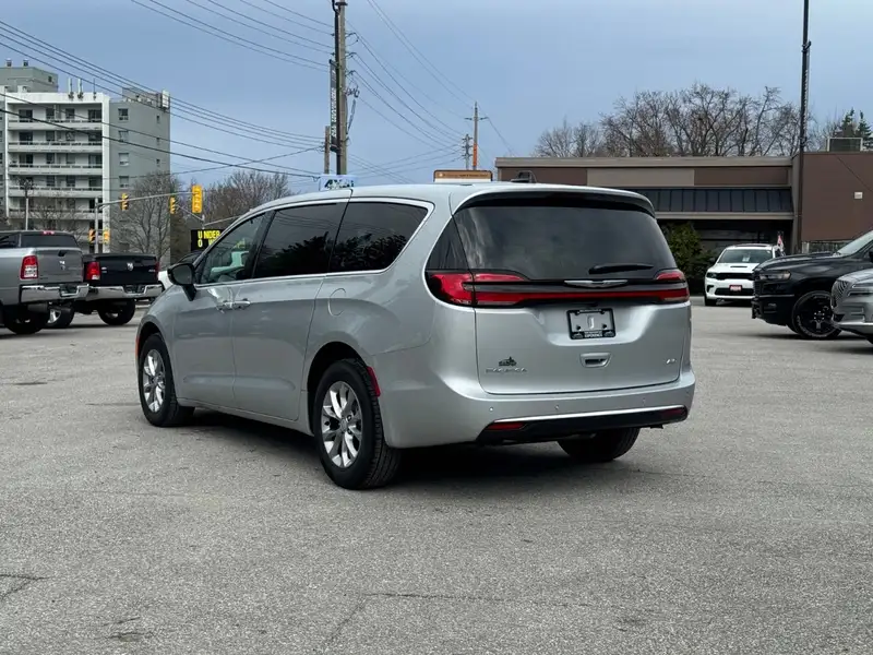 2026 Chrysler Pacifica Select AWD, bílá, 15 702 km, dovoz Kanada — foto 7 z 12