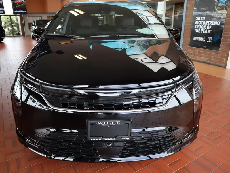 2027 Chrysler Pacifica Select AWD, černá, dovoz Kanada — foto 2 z 12