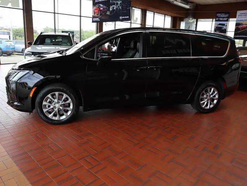 2027 Chrysler Pacifica Select AWD, černá, dovoz Kanada — foto 3 z 12