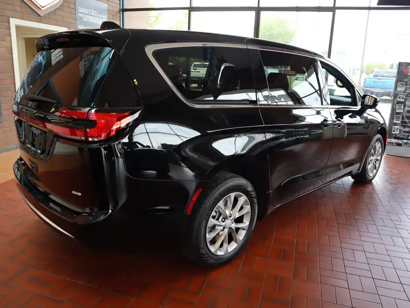 2027 Chrysler Pacifica Select AWD, černá, dovoz Kanada — foto 4 z 12