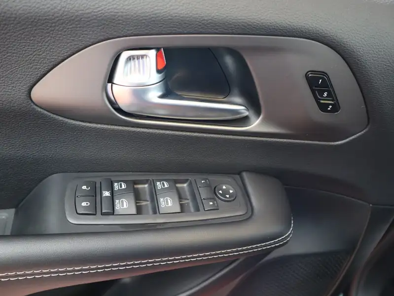 2027 Chrysler Pacifica Select AWD, černá, dovoz Kanada — foto 7 z 12
