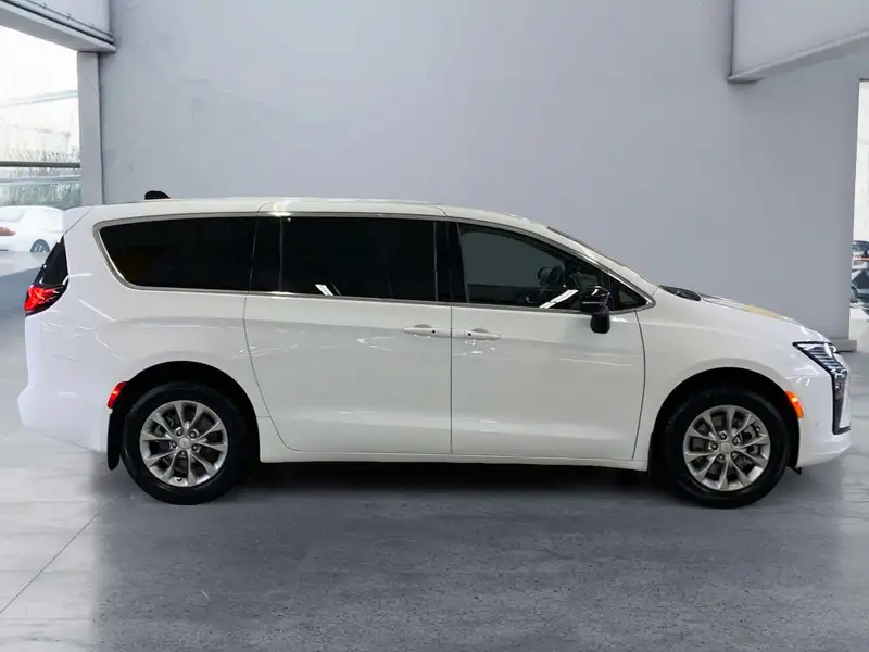 2027 Chrysler Pacifica Select, bílá, 26 km, dovoz Kanada — foto 6 z 12