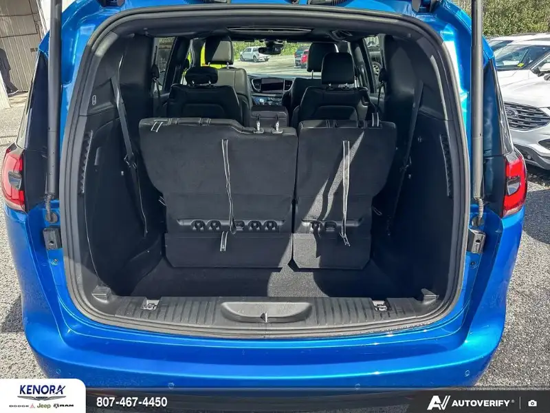 2027 Chrysler Pacifica SELECT, modrá, 5 250 km, dovoz Kanada — foto 12 z 12