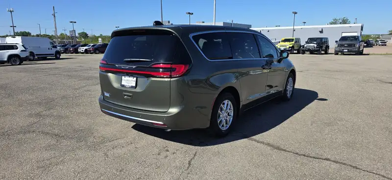 2027 Chrysler Pacifica, zelená, dovoz Kanada — foto 5 z 12