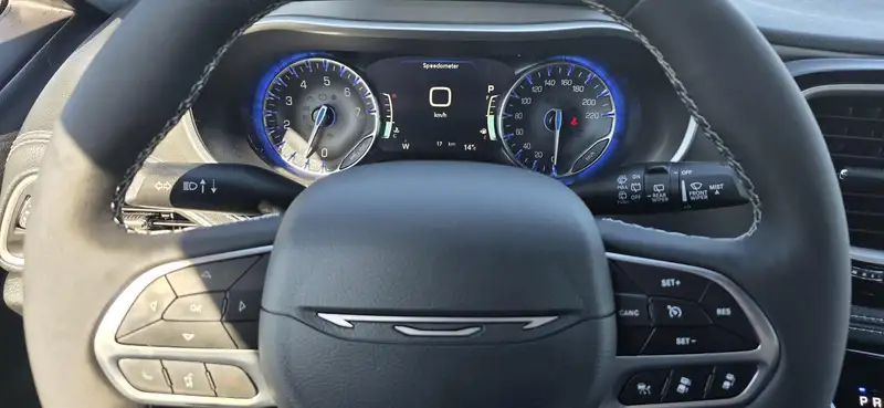 2027 Chrysler Pacifica, zelená, dovoz Kanada — foto 9 z 12