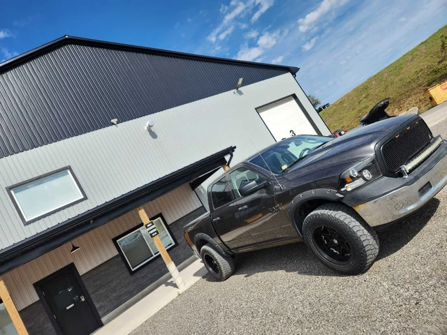 2017 RAM 1500, šedá, 203 771 km, dovoz Kanada — foto 2 z 5