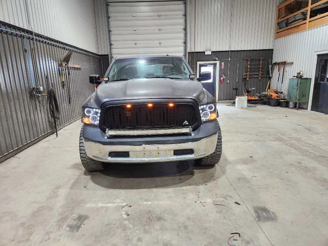 2017 RAM 1500, šedá, 203 771 km, dovoz Kanada — foto 4 z 5