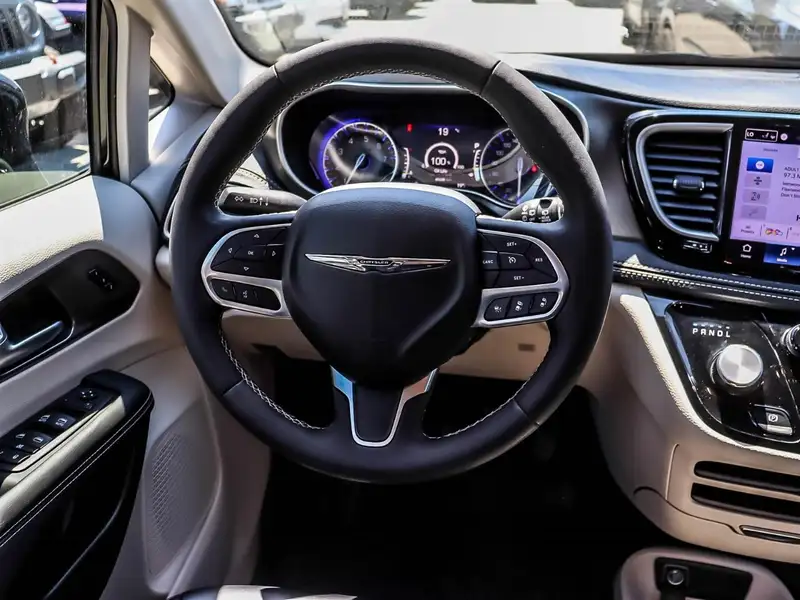 2024 Chrysler Pacifica, černá, 49 687 km, dovoz Kanada — foto 10 z 12