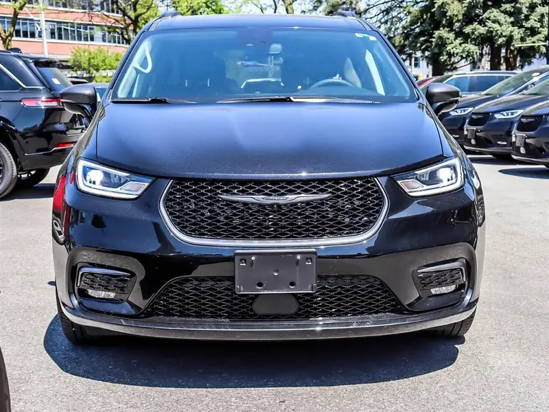 2024 Chrysler Pacifica, černá, 49 687 km, dovoz Kanada — foto 2 z 12