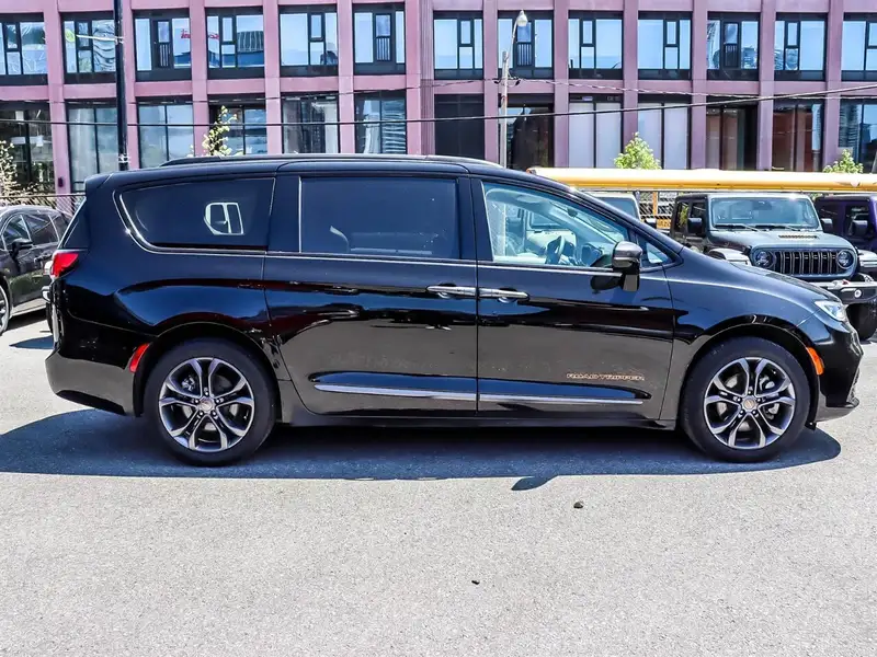 2024 Chrysler Pacifica, černá, 49 687 km, dovoz Kanada — foto 3 z 12