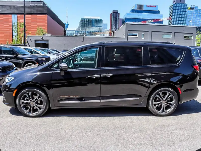 2024 Chrysler Pacifica, černá, 49 687 km, dovoz Kanada — foto 5 z 12