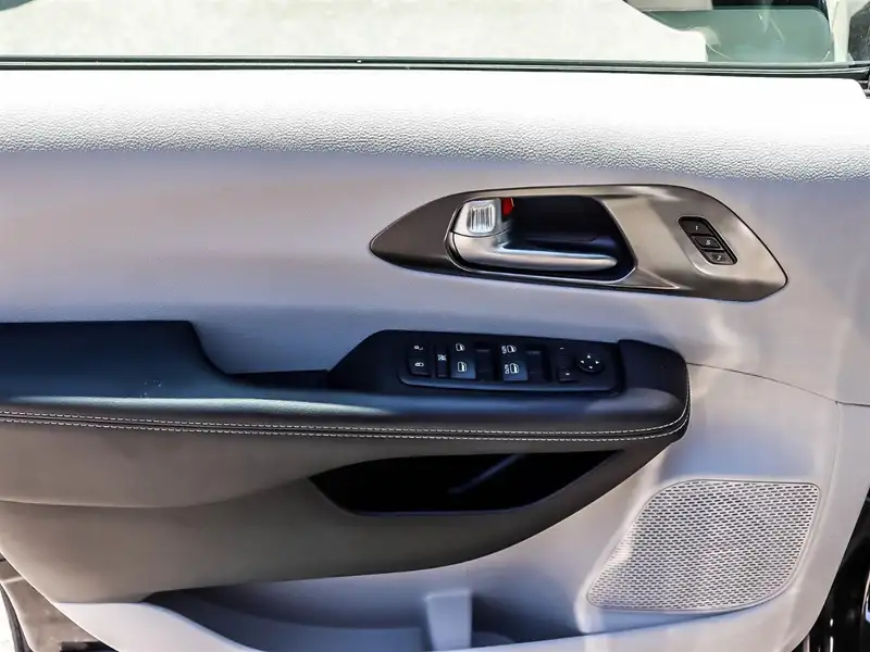2024 Chrysler Pacifica, černá, 49 687 km, dovoz Kanada — foto 6 z 12