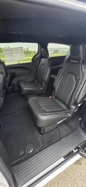 2027 Chrysler Pacifica, bílá, dovoz Kanada — foto 11 z 12