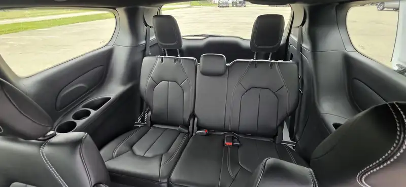 2027 Chrysler Pacifica, bílá, dovoz Kanada — foto 12 z 12