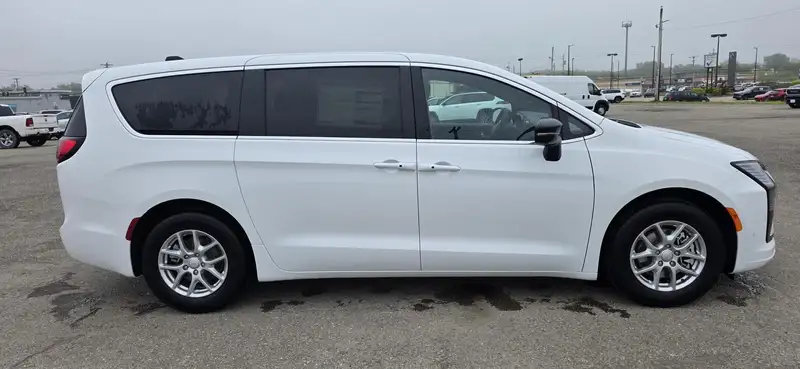 2027 Chrysler Pacifica, bílá, dovoz Kanada — foto 4 z 12