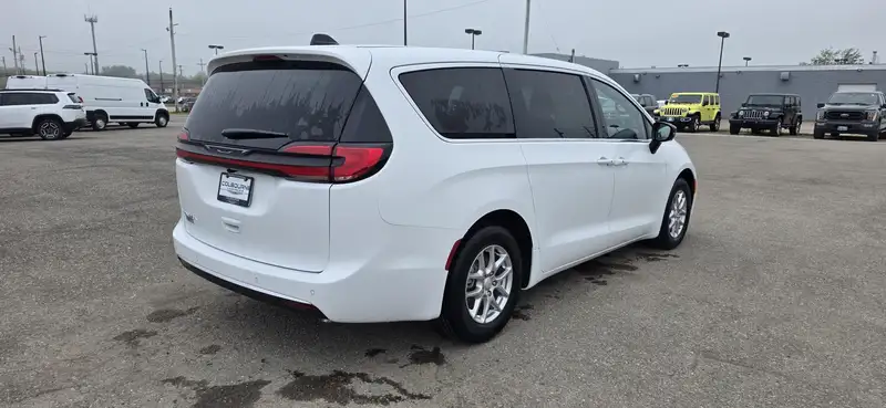 2027 Chrysler Pacifica, bílá, dovoz Kanada — foto 5 z 12