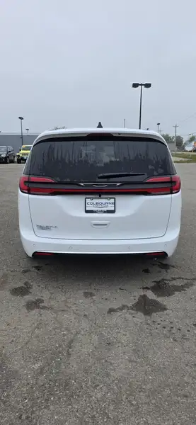 2027 Chrysler Pacifica, bílá, dovoz Kanada — foto 6 z 12