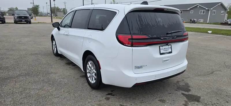 2027 Chrysler Pacifica, bílá, dovoz Kanada — foto 8 z 12