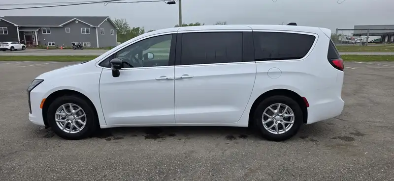 2027 Chrysler Pacifica, bílá, dovoz Kanada — foto 9 z 12