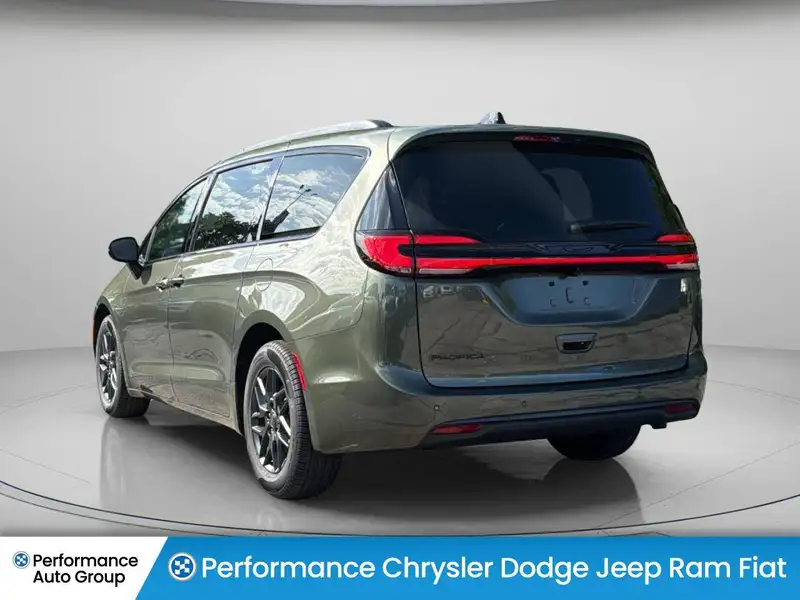 2027 Chrysler Pacifica Select, zelená, dovoz Kanada — foto 7 z 12